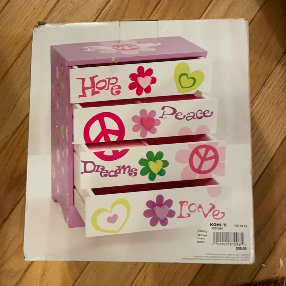 NIB Adorable 4drawer contemporary jewelry chest.